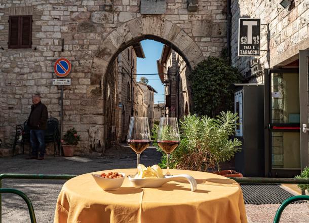 degustazione vino umbro in piazzetta