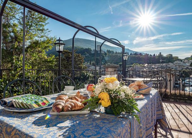 Frühstück mit Blick auf Assisi